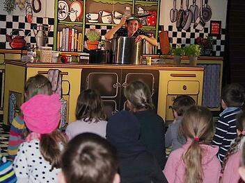 Moderatorin Tina Turbo  alias Katharina Krause  lud zum "absolut irren Kochduell".Heike Sch&uuml;lein