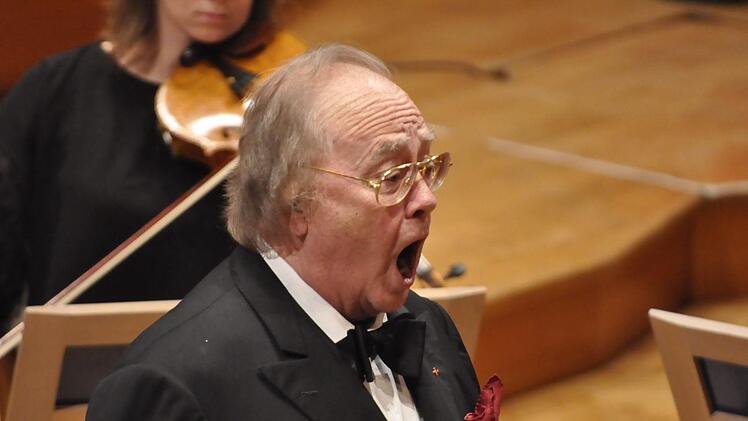 Gesangs-Studie von René Kollo während des Konzertes. Fotos: Peter Klopf