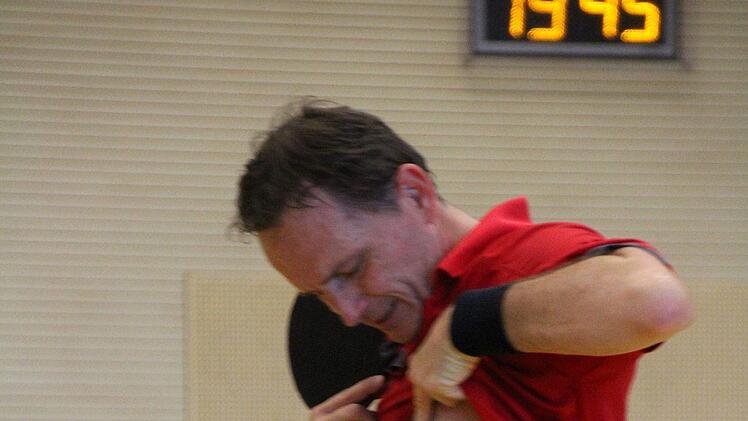 Jean-Michel Saive zeigt dem Gegenspieler den blauen Fleck, den dieser mit seinem Schmetterball verursacht habe.