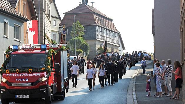 Ein imposanter Zug bewegte sich vom Feuerwehrhaus zum Festgel&auml;nde. Foto: Roland Dietz