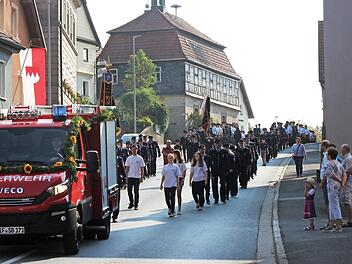 Ein imposanter Zug bewegte sich vom Feuerwehrhaus zum Festgelände. Foto: Roland Dietz