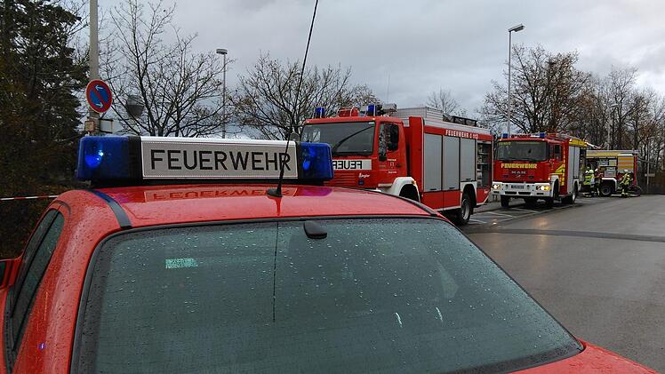 Großes Aufgebot am Kieferndorfer Weg: Die Feuerwehren Höchstadt, Neuhaus, Adelsdorf und Herzogenaurach waren vor Ort.Jann Weckel