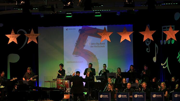 Toller Auftritt: Reichlich Applaus gab es beim Jubiläumskonzert zum fänfjährigen Bestehen der Coburger Hochschul-Bigband im Kongresshaus.Foto: Jochen Berger