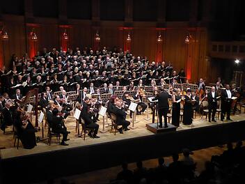 Die Erzgebirgische Philharmonie Aue gastierte zum ersten Mal im Regentenbau.  Foto: Gerhild Ahnert