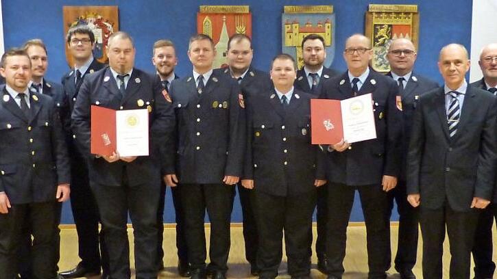 Die Geehrten und neuen Vorstandsmitglieder der Feuerwehr Marktleugast Foto: Klaus-Peter Wulf