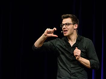 Schwer zu ertragnn, das Leben als Single in Niederbayern: Martin Frank bei seinem Gastspiel in Coburg.Foto. Jochen Berger