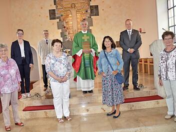 Vorne von links die ehemaligen Klassenkameradinnen von Reinhard Stauch: Ursula Müller, Marga Fehn, Gisela Maurer, Marga Köhler. Hinten von links Marion Büttner (Pfarrgemeinderatsvorsitzende), Joachim Schnappauf (Kirchenpfleger), Priesterjubilar Reinhard Stauch und Bürgermeister Thomas Löffler.  Foto: Hofmann