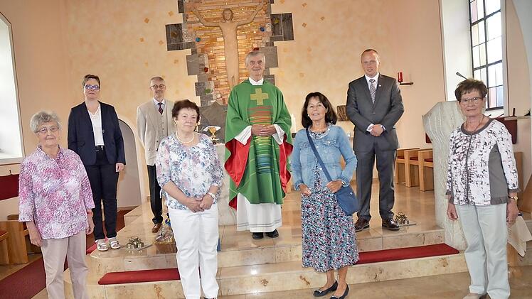 Vorne von links die ehemaligen Klassenkameradinnen von Reinhard Stauch: Ursula Müller, Marga Fehn, Gisela Maurer, Marga Köhler. Hinten von links Marion Büttner (Pfarrgemeinderatsvorsitzende), Joachim Schnappauf (Kirchenpfleger), Priesterjubilar Reinhard Stauch und Bürgermeister Thomas Löffler.  Foto: Hofmann