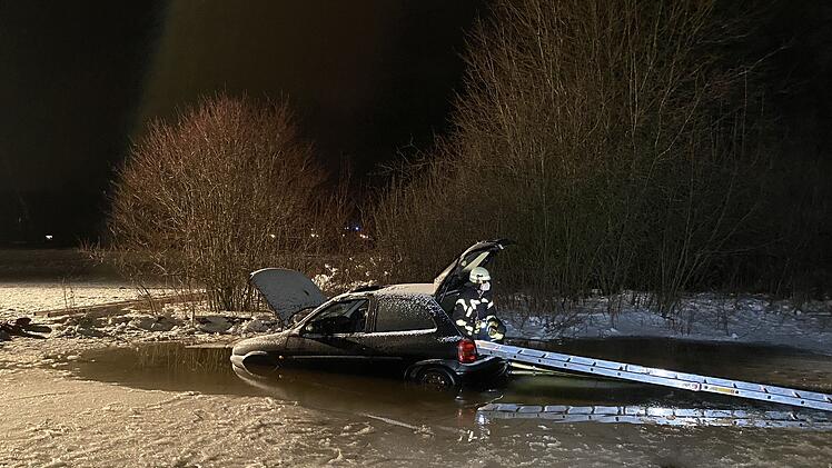 Kurioser Einsatz für die Feuerwehr: Herrenloses Auto in Eisfläche eingebrochen