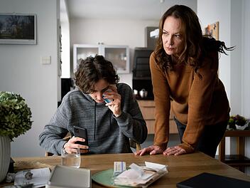 Jana Winter (Natalia Wörner) befragt ihren Sohn Leo (Jacob Lee Seeliger) zur vergangenen "Partynacht".