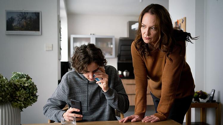 Jana Winter (Natalia Wörner) befragt ihren Sohn Leo (Jacob Lee Seeliger) zur vergangenen "Partynacht".
