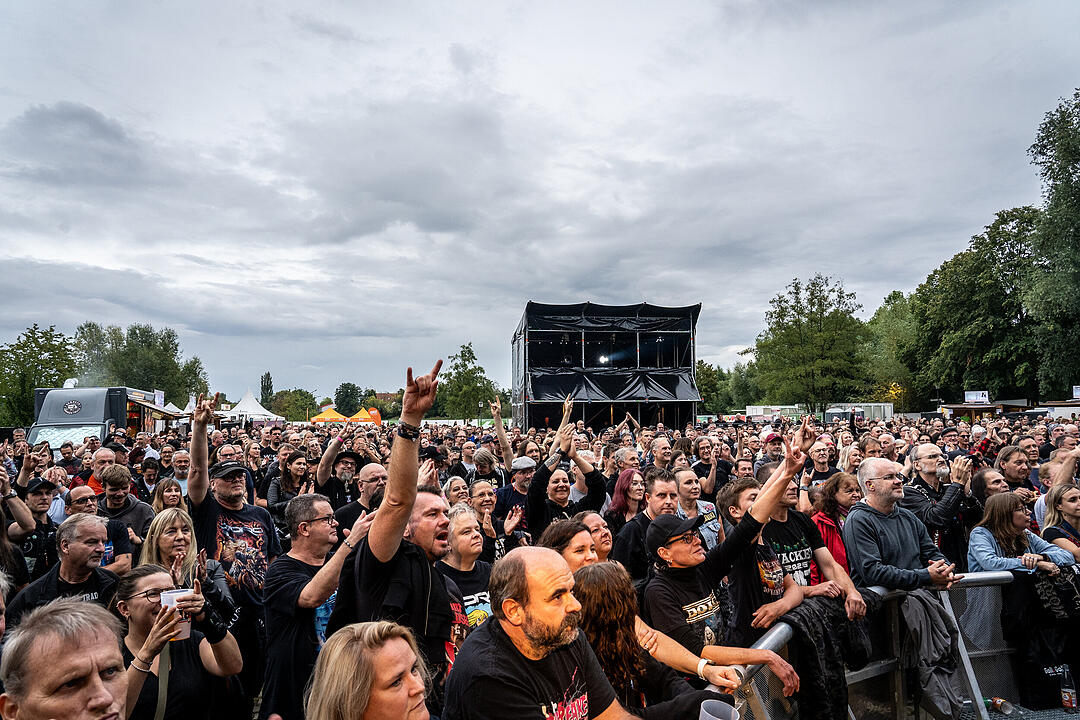 An die 2000 Besucher feierten die Rockmusik!