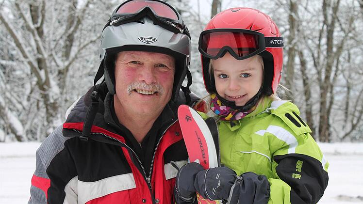 Herbert Reimann und Enkelin Leonie gehen gemeinsam auf die Piste.