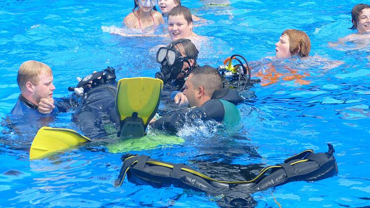Das Spektakel im Wasser begeisterte die Zuschauer im Eltmanner Schwimmbad. Retten ist schwerer als gedacht.