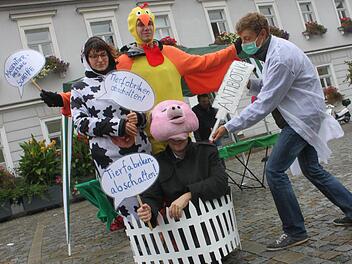 Gegen Massentierhaltung: Der stellvertretende Landrat Manfred Bachmeyer verkleidete sich für die Aktion als Schwein.  Fotos: Sabine Herteux