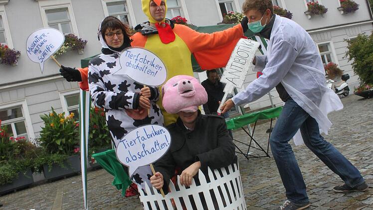 Gegen Massentierhaltung: Der stellvertretende Landrat Manfred Bachmeyer verkleidete sich für die Aktion als Schwein.  Fotos: Sabine Herteux
