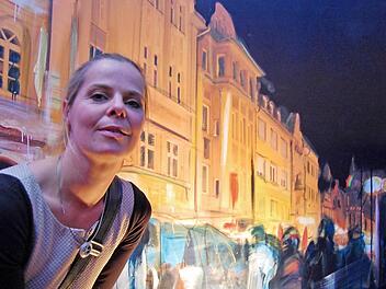 Der Mensch steht bei ihr im Vordergrund: Die Malerin Romana Kochanowski (44) vor einem ihrer Gemälde. Fotos: Sigismund von Dobschütz