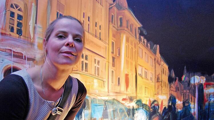 Der Mensch steht bei ihr im Vordergrund: Die Malerin Romana Kochanowski (44) vor einem ihrer Gemälde. Fotos: Sigismund von Dobschütz