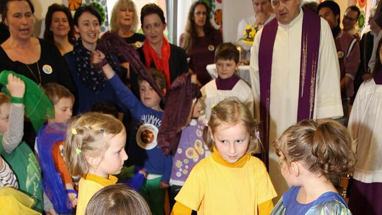 Mit Liedern und Tänzen gestalteten die Kinder die Segensfeier mit.  Fotos: Roland Mayer