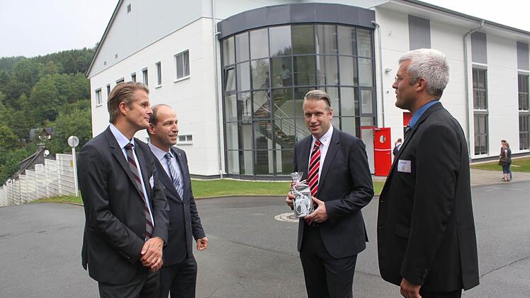 Sie freuen sich über das gelungene Bauwerk: (von links) Fritz Kopitzki (verantwortlich für den Bereich Medizinische Technik bei der Muttergesellschaft ATON), die Geschäftsführer Clemens Scholz und Oliver Kupka sowie Bürgermeister Timo Ehrhardt.