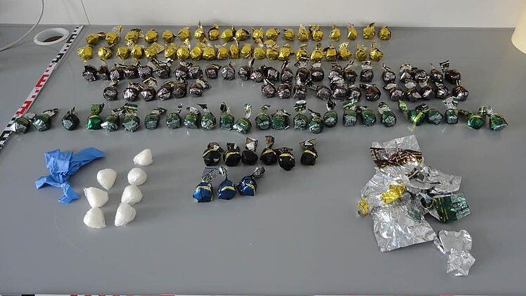 Die 50-J&auml;hrige hatte das Crystal fein s&auml;uberlich wie Bonbons verpackt. Dem Zoll in M&uuml;nchen fiel es aber trotzdem auf. Foto: Zoll M&uuml;nchen