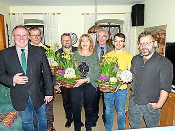 Die Sieger des Einzelhauswettbewerbes wurden bei der Hauptversammlung des Gartenbau- und Verschönerungsvereins ausgezeichnet. Unser Bild zeigt (von links) Bürgermeister Volker Schmiechen, Axel Söldner, Kreisfachberater Friedhelm Haun, Erna-Rose Künzel, Vorsitzenden Wolfgang Wagner sowie Elias und Ralf Ramming. Foto: Werner Oetter