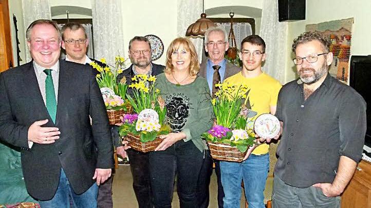 Die Sieger des Einzelhauswettbewerbes wurden bei der Hauptversammlung des Gartenbau- und Verschönerungsvereins ausgezeichnet. Unser Bild zeigt (von links) Bürgermeister Volker Schmiechen, Axel Söldner, Kreisfachberater Friedhelm Haun, Erna-Rose Künzel, Vorsitzenden Wolfgang Wagner sowie Elias und Ralf Ramming. Foto: Werner Oetter