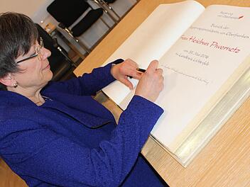 Regierungspräsidentin Heidrun Piwernetz beim Eintrag ins Goldene Buch des Landkreises. "Dem Landkreis Lichtenfels weiter eine prosperierende Entwicklung!" lautet ihr schriftlich formulierter Wunsch.  Foto: Popp