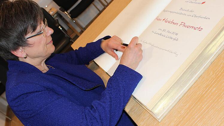 Regierungspräsidentin Heidrun Piwernetz beim Eintrag ins Goldene Buch des Landkreises. "Dem Landkreis Lichtenfels weiter eine prosperierende Entwicklung!" lautet ihr schriftlich formulierter Wunsch.  Foto: Popp