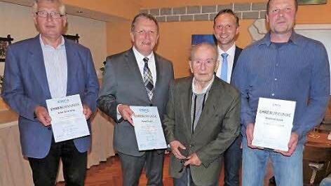 Langj&auml;hrige Mitglieder des CSU-Ortsverbandes Mainleus wurden bei der Jahreshauptversammlung geehrt. Von links: Erich Ramming, CSU-Kreisvorsitzender Henry Schramm, Altb&uuml;rgermeister Heinz Hugel, CSU-Ortsvorsitzender Robert Bosch und Manfred Stark Foto: Werner Rei&szlig;aus