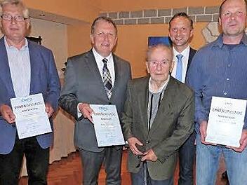 Langjährige Mitglieder des CSU-Ortsverbandes Mainleus wurden bei der Jahreshauptversammlung geehrt. Von links: Erich Ramming, CSU-Kreisvorsitzender Henry Schramm, Altbürgermeister Heinz Hugel, CSU-Ortsvorsitzender Robert Bosch und Manfred Stark Foto: Werner Reißaus