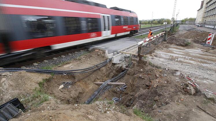 Der Bahnübergang in bneuses nist bereits komplett gesperrt.  Fotos: Josef Hofbauer