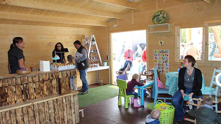 Eine gemütliche Holzhütte mit Spieleecke für Kinder ist Anlaufstelle für Besucher und Rezeption und Kiosk zugleich.