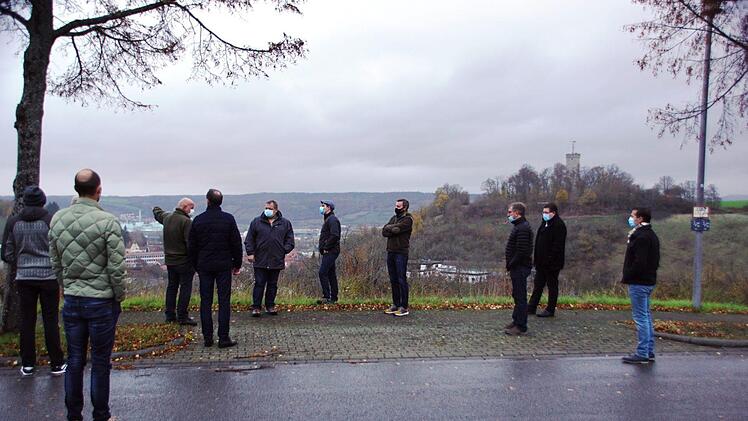 Die Suche nach einem Mobilfunkstandort für die Versorgung von Weingartenstraße und "In den Weingärten" in Eltmann geht weiter. Den Standort im Bereich Wallburg (im Hintergrund) lehnte die Untere Naturschutzbehörde (Landratsamt) ab. Sabine Weinbeer