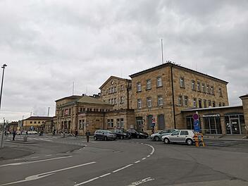 Am Bamberger Bahnhof war am Sonntagnachmittag (16. Januar 2022) ein Großaufgebot der Polizei vor Ort.