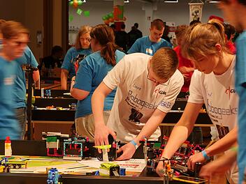 Konzentration beim Aufbau. Die Robogeeks aus Münnerstadt haben es zum Dachfinale der First Lego League nach Paderborn geschafft. In der Disziplin Robot-Game belegten sie Platz 4 von ursprünglich 728 angetretenen Mannschaften. Foto: Jürgen Hack