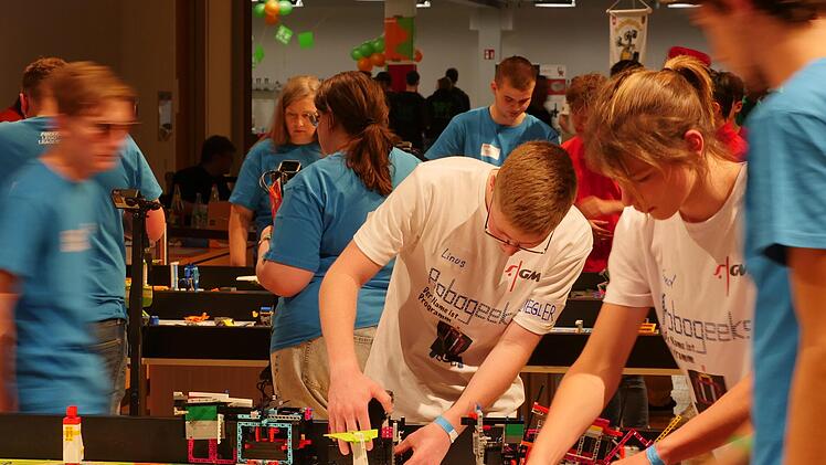 Konzentration beim Aufbau. Die Robogeeks aus Münnerstadt haben es zum Dachfinale der First Lego League nach Paderborn geschafft. In der Disziplin Robot-Game belegten sie Platz 4 von ursprünglich 728 angetretenen Mannschaften. Foto: Jürgen Hack