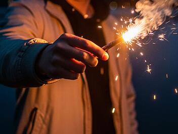 Neustadt Aisch: Senior von Jugendlichen mit Feuerwerk beworfen