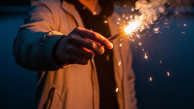 Neustadt Aisch: Senior von Jugendlichen mit Feuerwerk beworfen