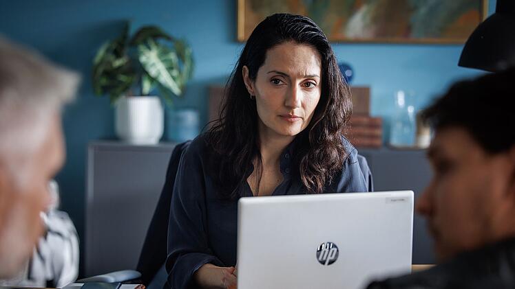 Rakel (Marall Nasiri) folgt in den neuen Folgen auf Stenmark als Leiterin Polizeireviers in Nacka. Die Ermittler Alexander (Nicolai Cleve Broch, links) und Welpe (Julius Fleischanderl) m&uuml;ssen sich auf Ver&auml;nderungen einstellen.