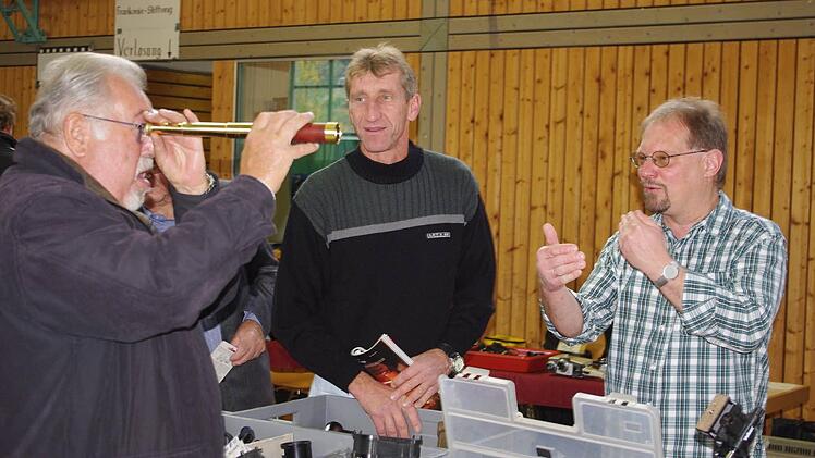 Besucher wurden bei der Steinberger Fotobörse gut beraten.  Fotos: Heike Schülein