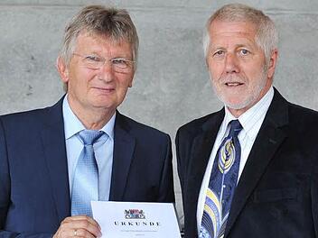 Abschied: Von Schulleiter Bernd Lohneiß (rechts) bekam Oberstudienrat Hans Hagen gestern seine Entlassungsurkunde. 38 Jahre lang unterrichtete er am Höchstadter Gymnasium.  Foto: privat