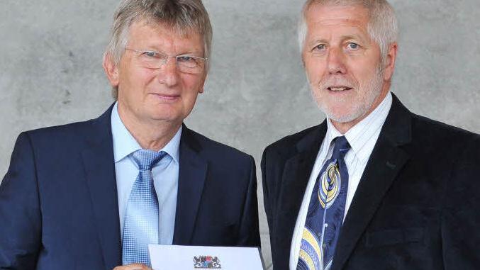 Abschied: Von Schulleiter Bernd Lohneiß (rechts) bekam Oberstudienrat Hans Hagen gestern seine Entlassungsurkunde. 38 Jahre lang unterrichtete er am Höchstadter Gymnasium.  Foto: privat