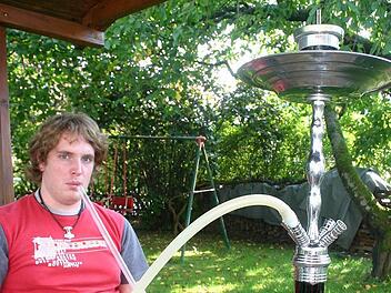 Die Kohlen glühen, der Glaskolben wurde mit Wasser gefüllt, der Schlauch an der Rauchsäule befestigt: Christian Rebhan genießt seine "Feierabend"-Shisha. Foto: Martin Rebhan