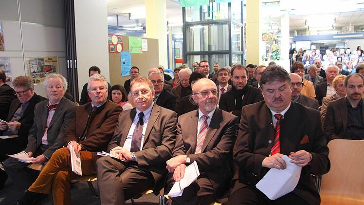 Politprominenz aus ganz Kulmbach ist zur Fertigstellung des Erweiterungsbaus gekommen Foto: Sonja Adam