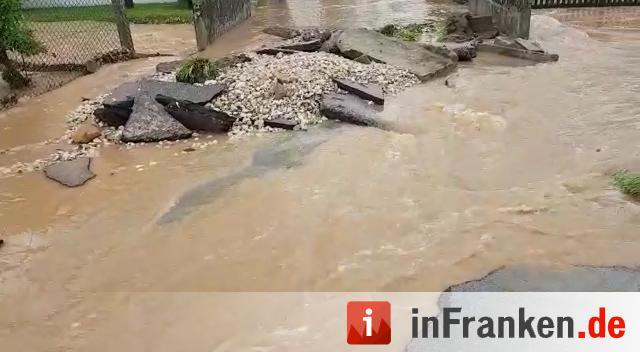 Land unter in Teilen von Ober- und Unterfranken - Vielerorts Feuerwehren bereits im Einsatz