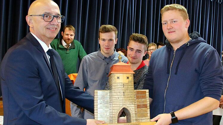 Der Siegeszug der Tischtennisspieler Adrian Guhling, Constantin Müller und Alexander Herbrand vom DJK/FC Seßlach (von rechts) endete beim Kampf um den Kreispokal erst bei den bayerischen Meisterschaften, wo sie einen achtbaren 6. Platz belegten. Honoriert wurde diese Leistung mit dem Titel "Mannschaft des Jahres" bei den Jugendlichen. Das freute auch Trainer Oliver Knauth. Foto: Bettina Knauth