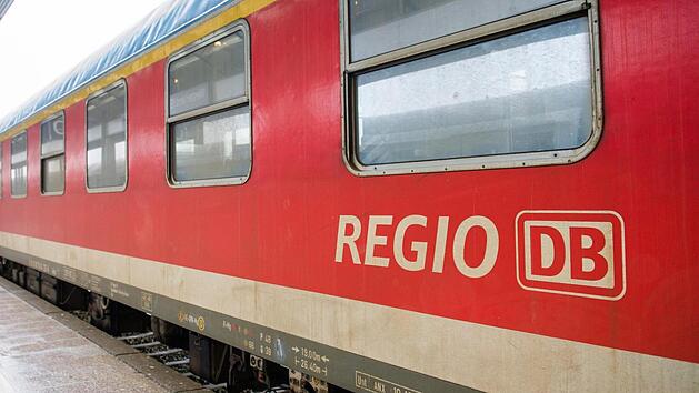 Der Erlanger Hauptbahnhof wird am sp&auml;ten Dienstagvormittag (23. Mai) wegen eines Notarzteinsatzes komplett gesperrt. Symbolbild: Daniel Bockwoldt/ dpa