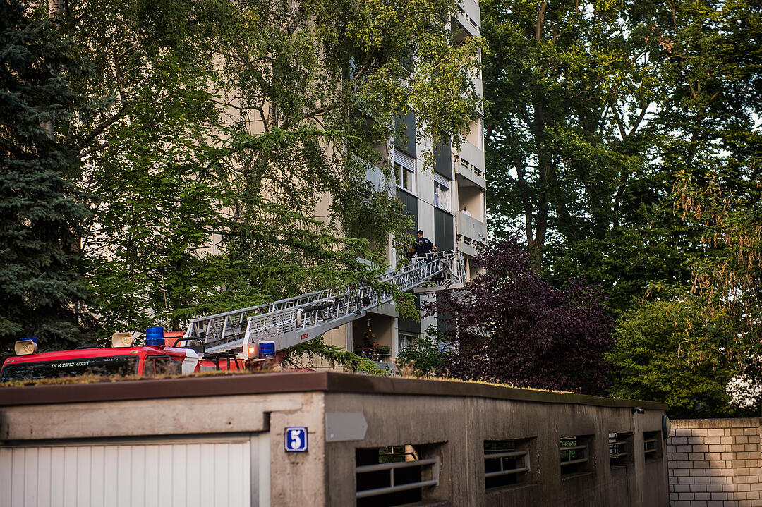 Einsatzkräfte haben in Nürnberg bei Löscharbeiten einen schrecklichen Fund gemacht: Im Schlafzimmer einer Wohnung in Neuröthenbach fanden sie eine verkohlte Leiche.