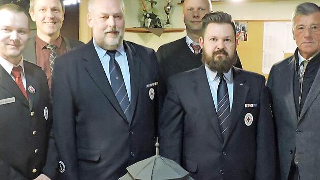 Aus Anlass der bevorstehenden 125-Jahr-Feier wurde ein Modell des ersten Sanitätsdepots, das 1910 errichtet und 1977 abgerissen wurde, in Auftrag geben. Jetzt konnte es der Bereitschaft offiziell übergeben werden (von links): stellvertretender Kreisbereitschaftsleiter Claus Weigand, Bürgermeister Marco Steiner, "Baumeister" Bernd Müller, Kreisgeschäftsführer Juergen Beninga, Bereitschaftsleiter André Klink und Altbürgermeister Gerhard Preß.  Foto: BRK